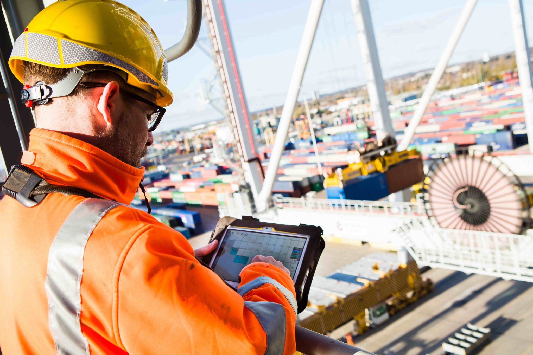 1-DP-World-Southampton-equips-workers-with-Panasonic-TOUGHBOOK-rugged-tablets_compressed-scaled