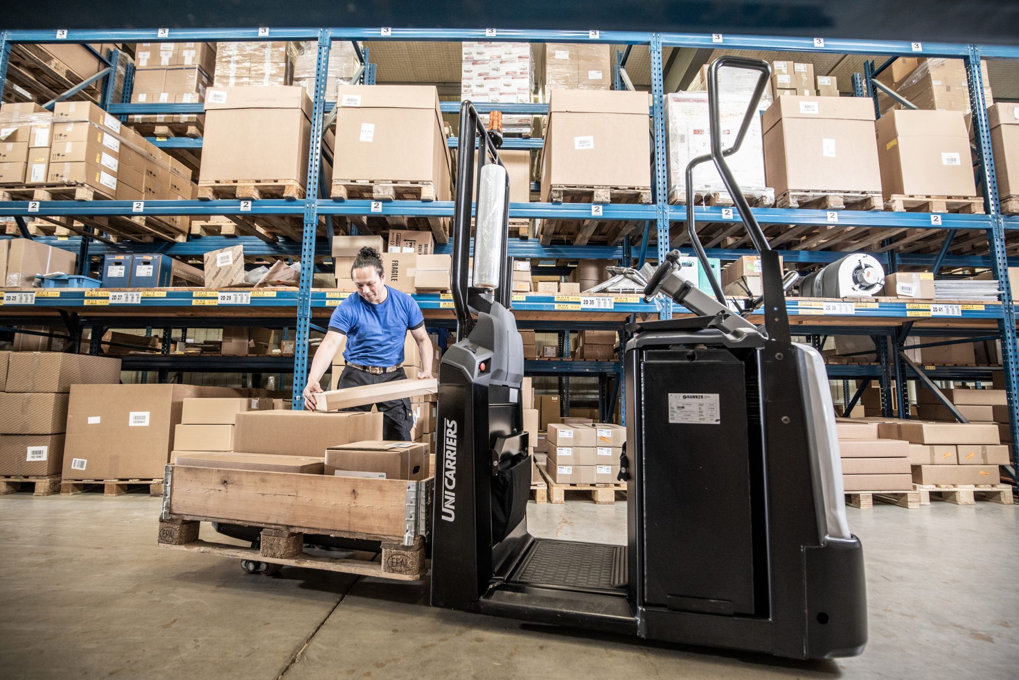 2-Low-level-order-picker-in-use-UniCarriers