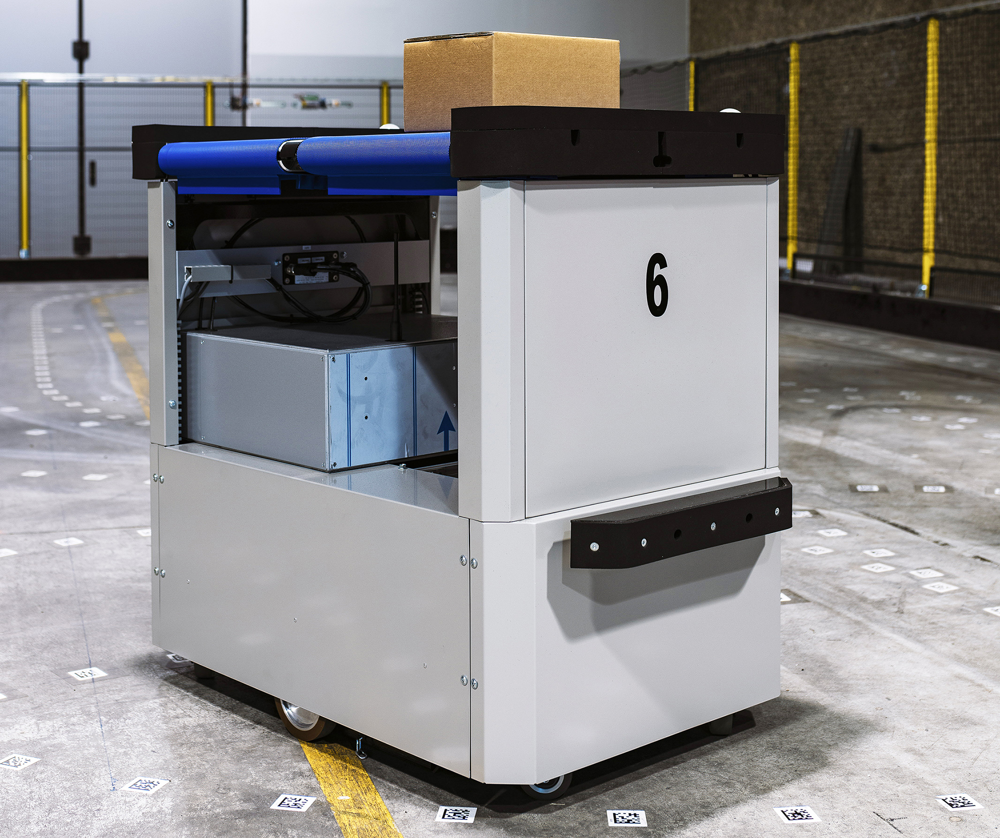 Fives’ AMRs for small parcel sortation