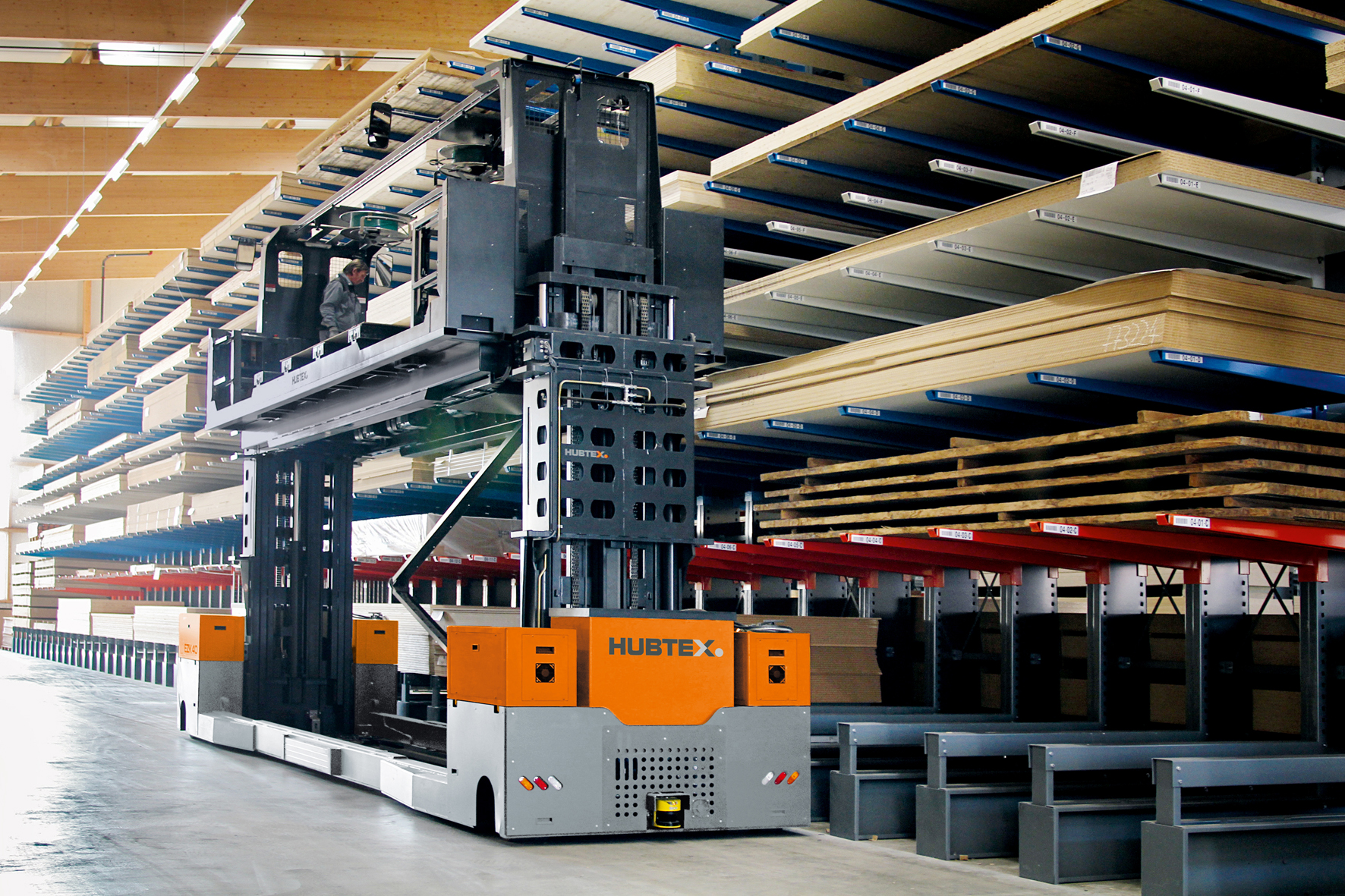 Hubtex Models for Long and Bulky Wood Handling on Show at LIGNA