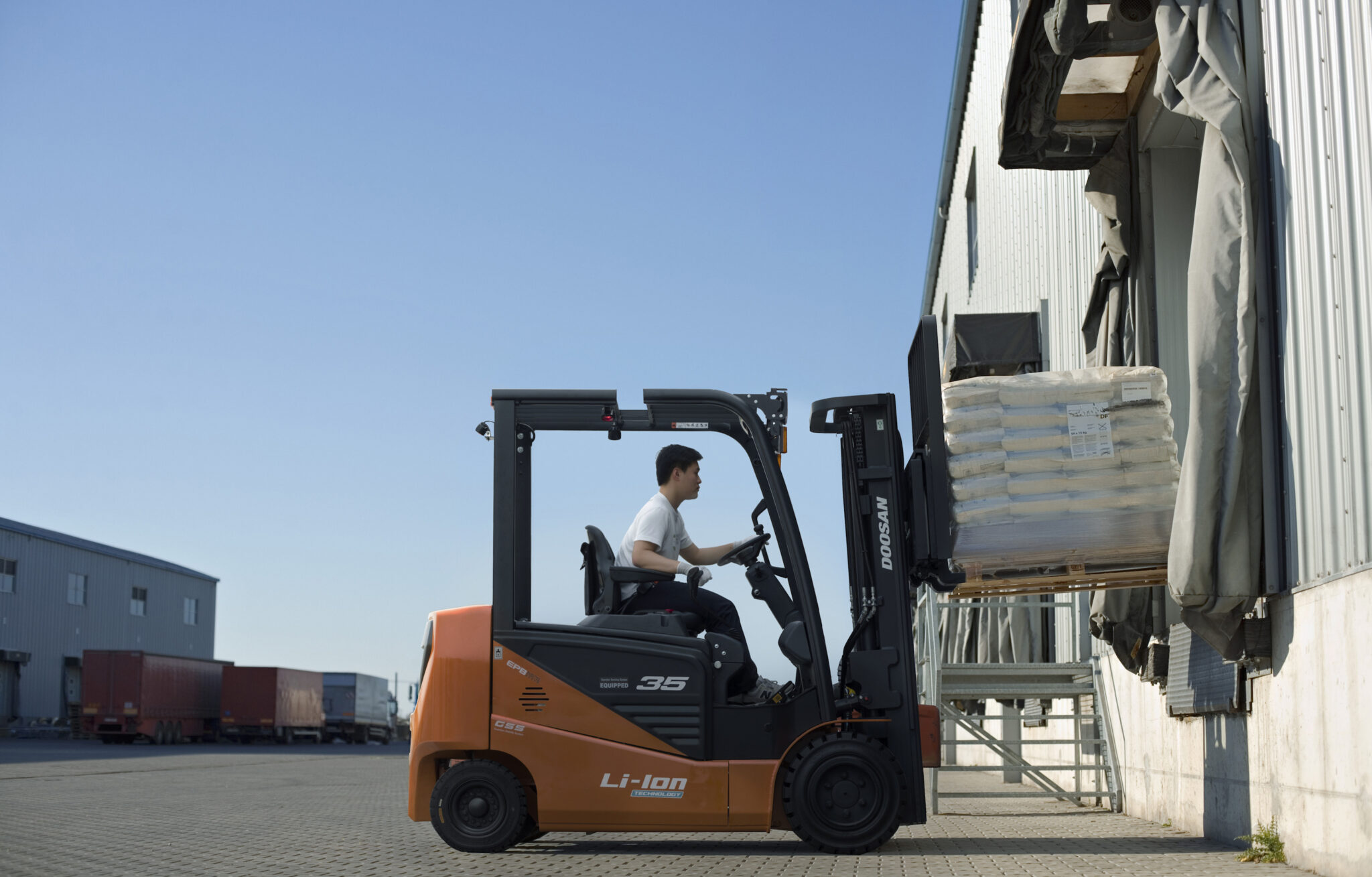 Doosan Launch low-cost NXE Series Electric Forklifts