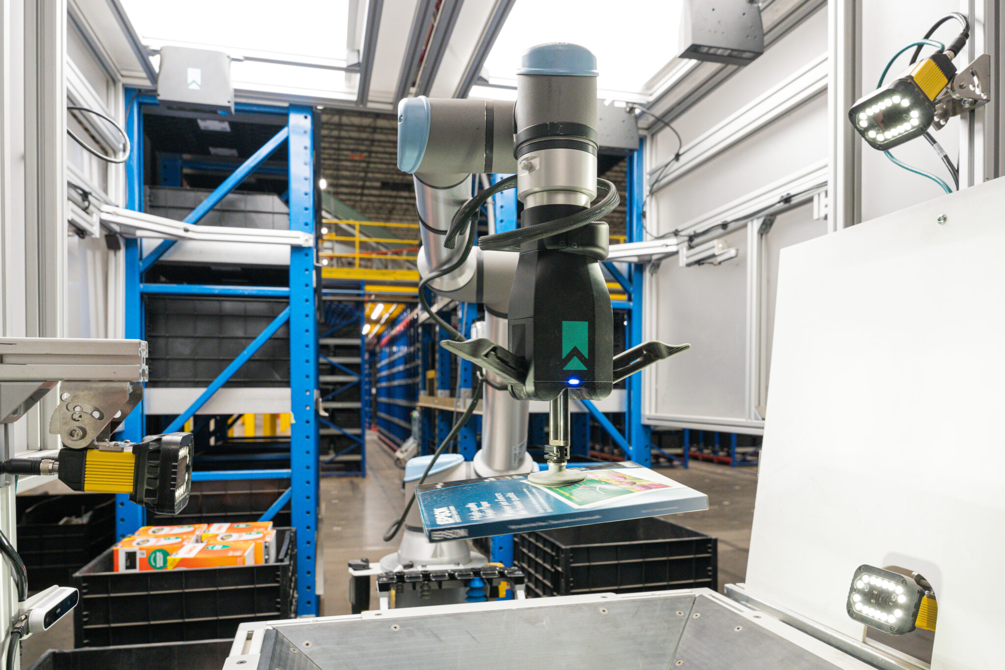 Staples Deploy AI-Powered Picking Robots