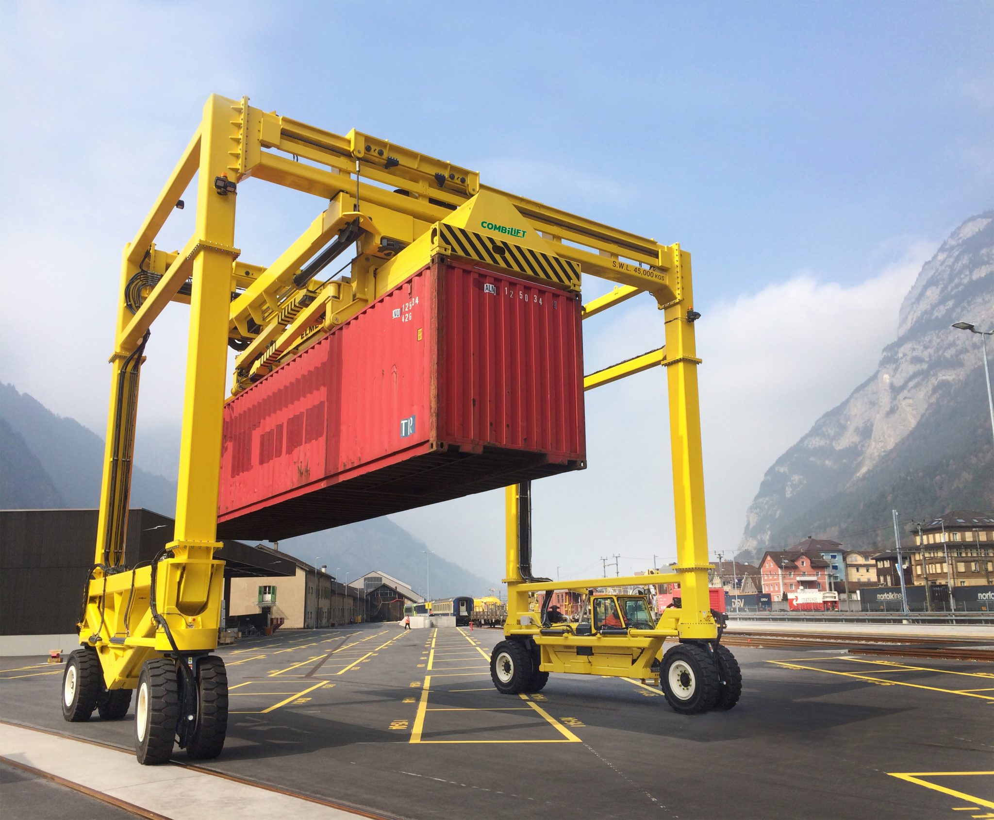 Combi-IMSC Straddle Carrier Targets Midsized Intermodal Sites