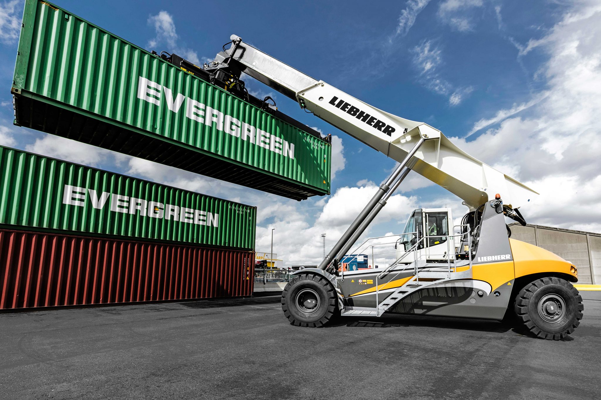 liebherr-lrs-545-reachstacker-container-handling